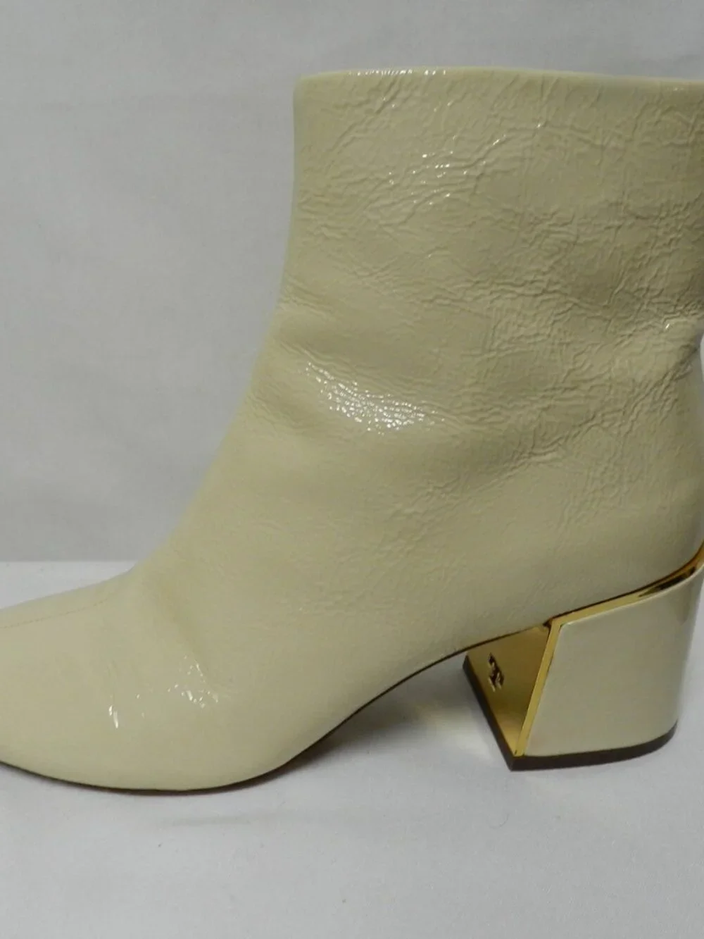 Tory Burch Juliana Patent Leather ankle zip boots cream w/ Gold trim Size Sz 8.5